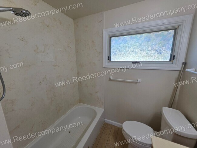 Building Photo - 2 bedroom home in South Hammond!
