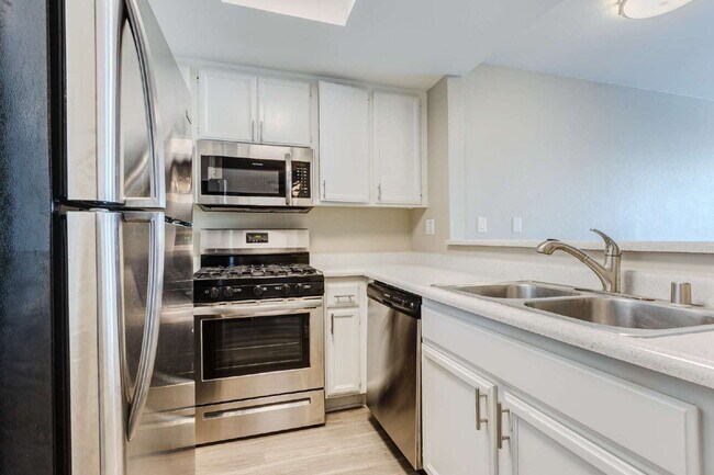 Building Photo - Smartly Designed 2-Bedroom Apartment in Prime Studio City Location