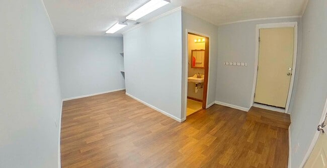 Building Photo - Big Backyard + Pet Friendly + Off-Street P...
