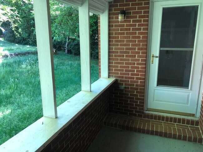 Building Photo - Byerly &amp; Paddock Duplex