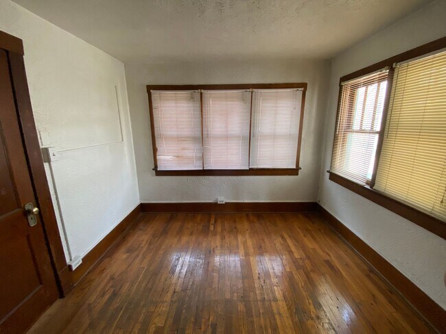 Building Photo - Spacious 3-Bedroom