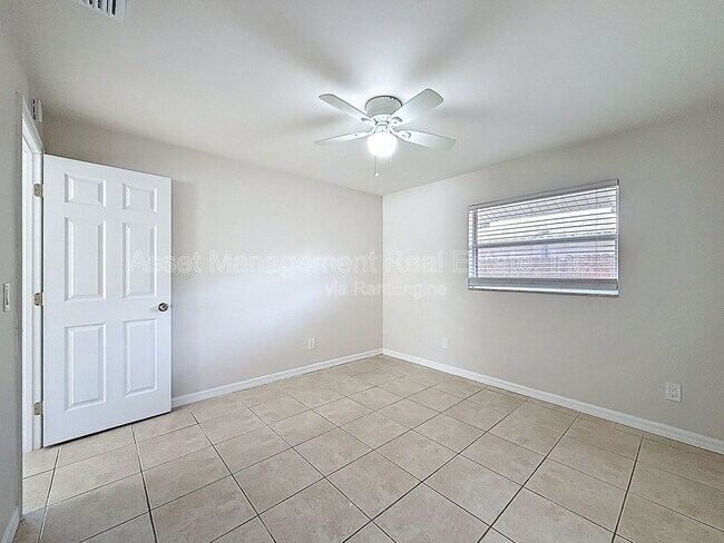 Building Photo - 470 93rd Ave N