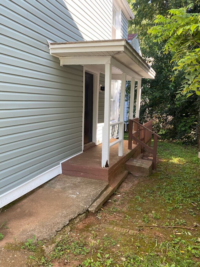 Building Photo - 2 Bedroom Duplex off of Rivermont Ave.