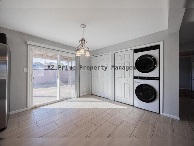 Building Photo - 1619 E Whitton Ave