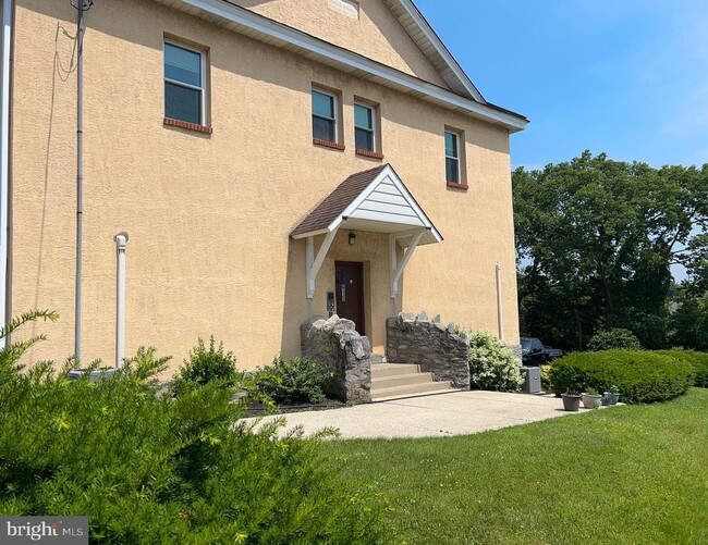 Primary Photo - 615 Summit St