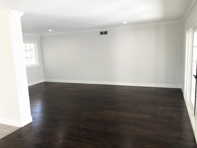 Building Photo - 3 Bed 2 Bath Single Family Home in Eastbluff