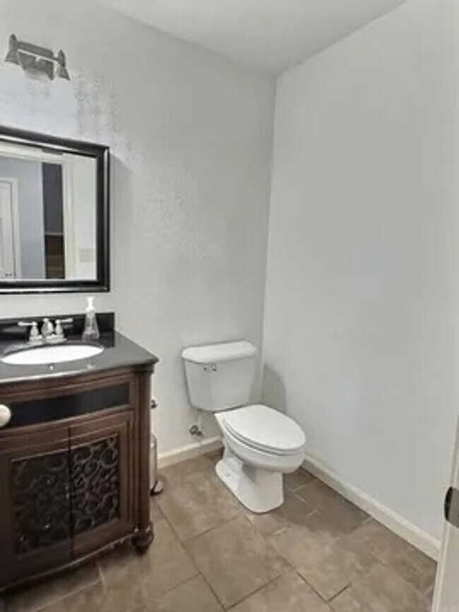 Building Photo - Great 3 Bedroom 2.5 Bathroom Cabot House