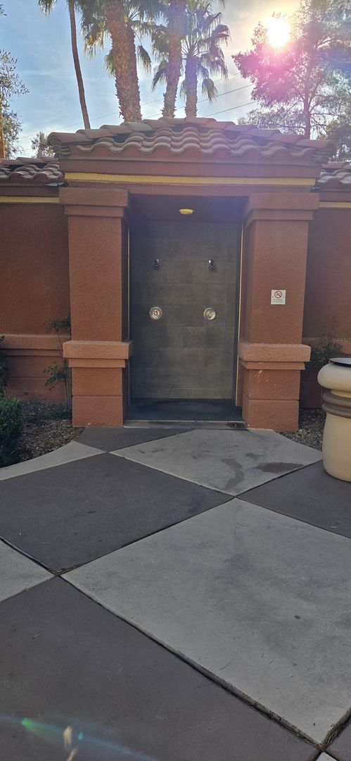 Building Photo - Short or long term available! Beautiful furnished 1 bedroom located in the heart of the strip!