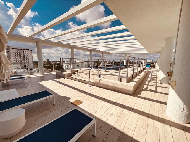 Building Photo - 1600 SW 1st Ave