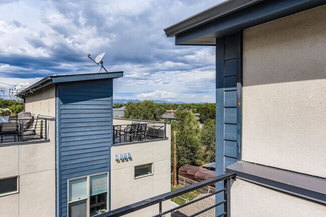 Building Photo - Luxury 3 bed, 3.5 bath Townhome Blocks fro...