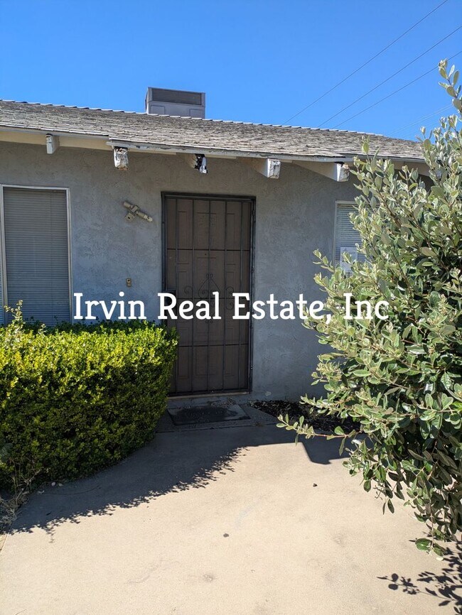 Building Photo - 2 Bedroom and 1 Bath Duplex
