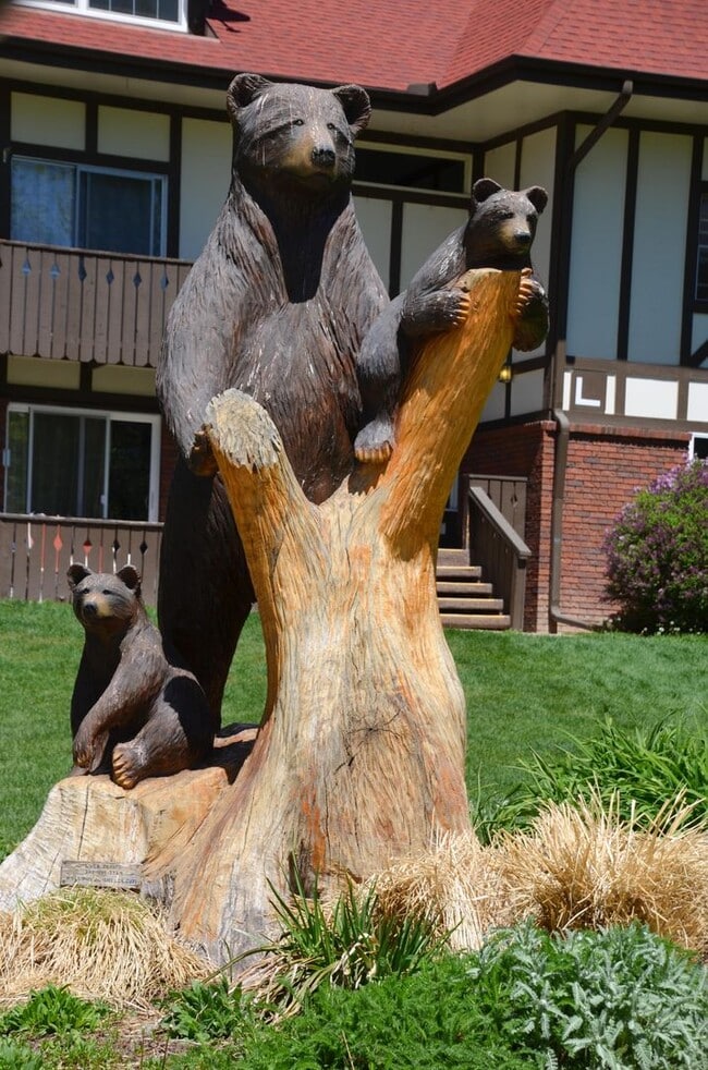 Building Photo - Updated 2 Bed/1 Bath Apartment in Desirable, Quiet Neighborhood