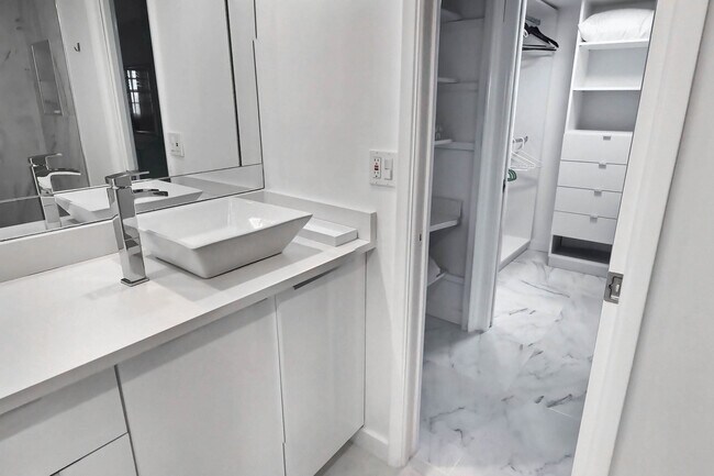 Building Photo - 3050 N Palm Aire Dr