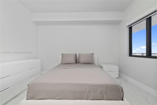 Building Photo - 700 NE 24th St