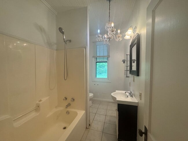 Building Photo - Spacious 3 bedroom