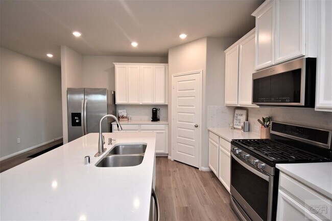 Building Photo - 10012 Deussen Ln