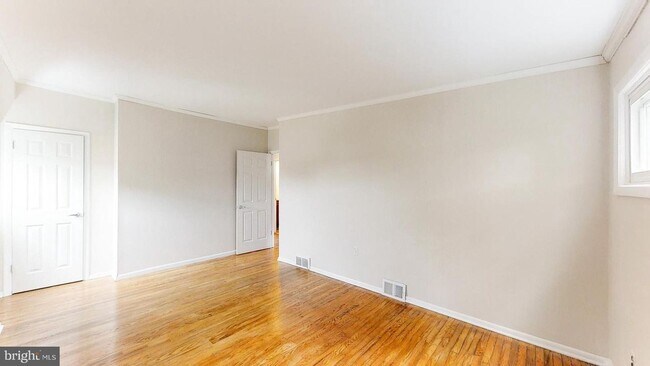 Building Photo - Recently Updated 4BR/2BA Twin with Central Air & Fenced Backyard