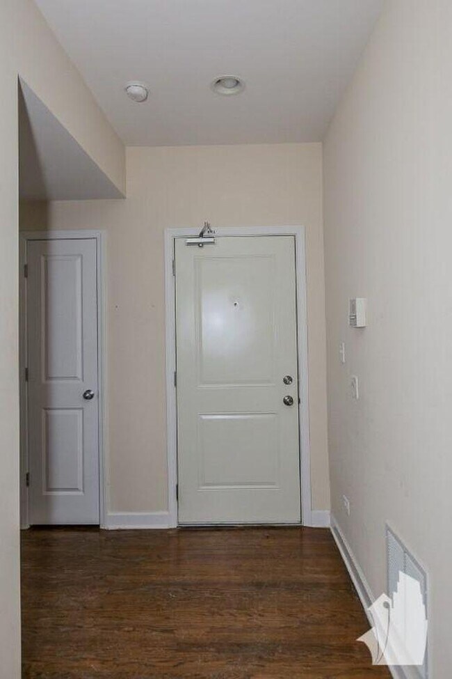 Building Photo - 3 bedroom in Chicago IL 60640