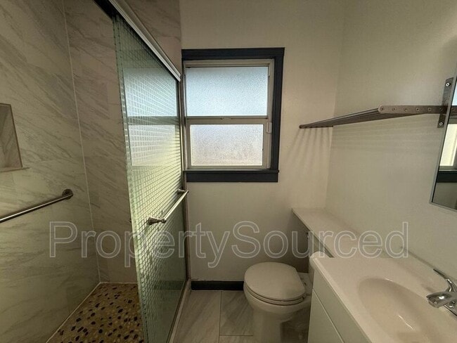 Building Photo - 632 Fir St