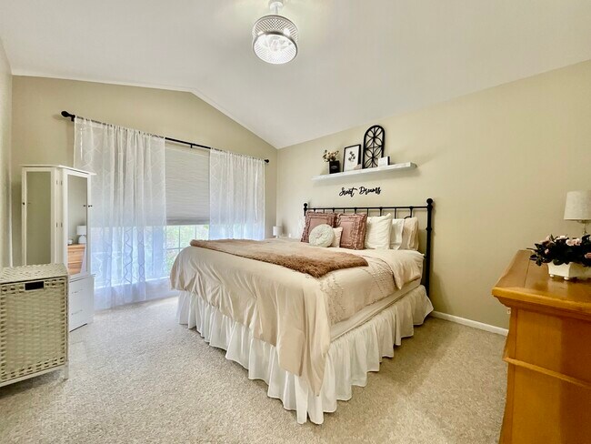 Building Photo - 547 Woodcrest Dr