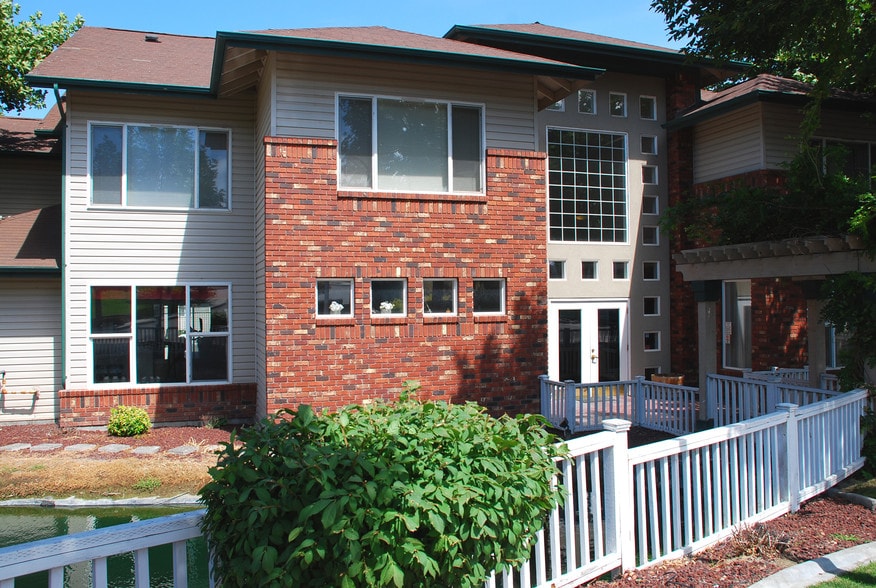 Building Photo - On the Boulevard