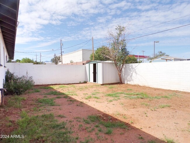 Building Photo - 307 1st St