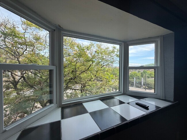 Building Photo - 11th Place Condominiums Unit #3010 Available for NOW!  $2000 per month.