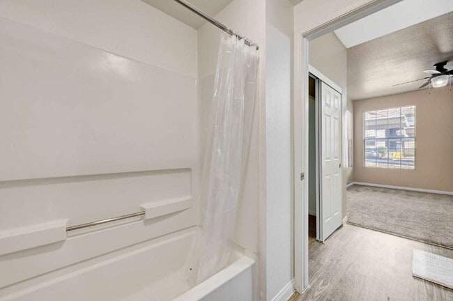 Building Photo - Ground Floor 2BD/2BA Condo in Gated Hender...