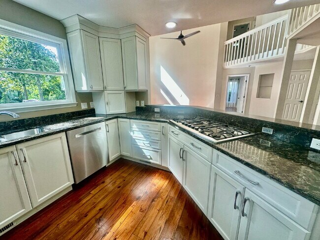 Building Photo - Amazing Four Bedroom Home Located Close to Alljoy Beach with Community Dock Access in Bluffton!