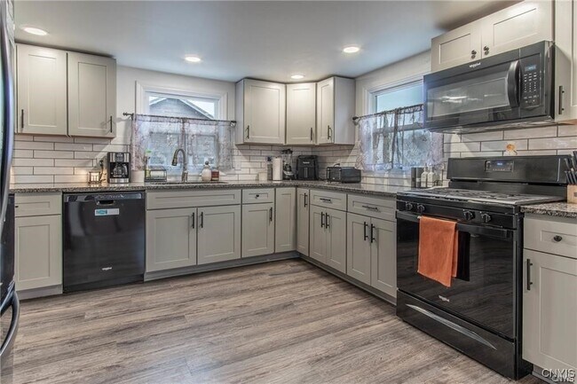 Building Photo - 215 Francis St