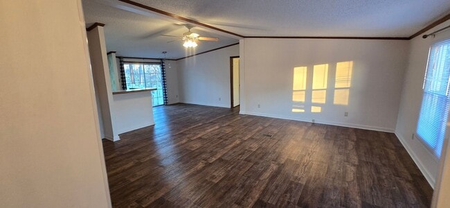 Building Photo - Private 3bd 2bath house