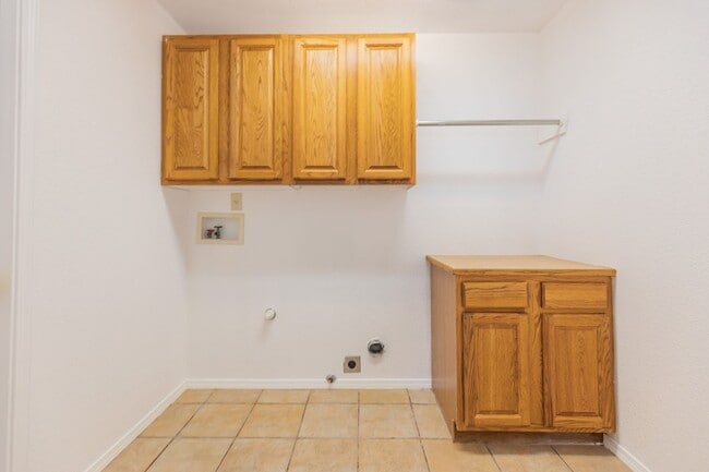 Building Photo - 3 Bedroom 2 Bath Home