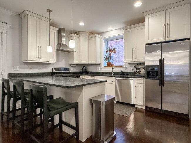 Building Photo - 927 W Agatite Ave