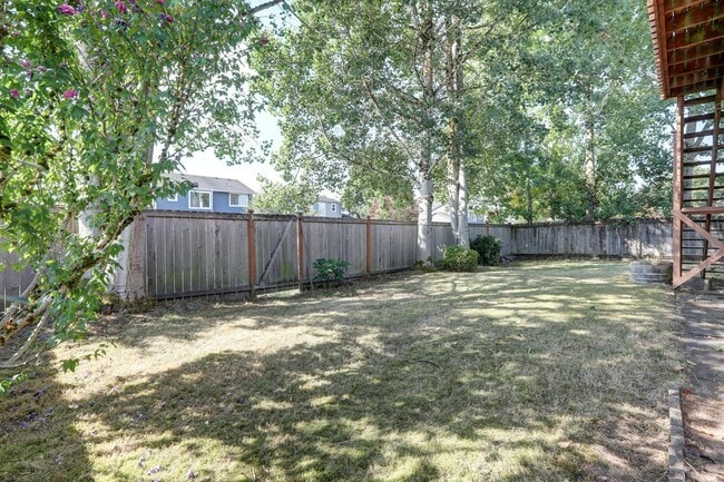 Building Photo - Immaculate, Sunny and Bright 4 Bedroom/2.5...