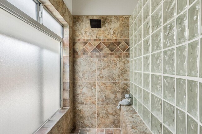 Building Photo - 8734 W Bloomfield Rd