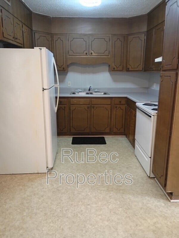 Building Photo - 115 E Maine Ave