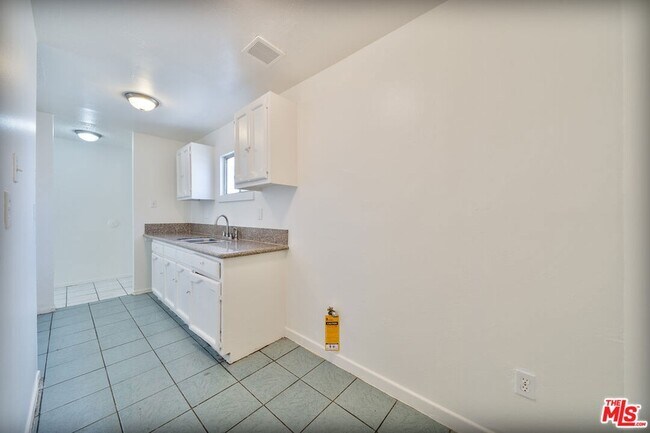 Building Photo - 426 E Century Blvd