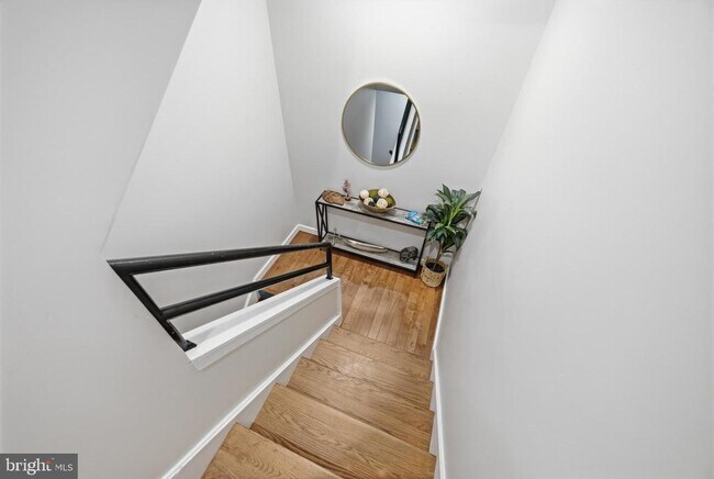 Building Photo - 2568 Collins St