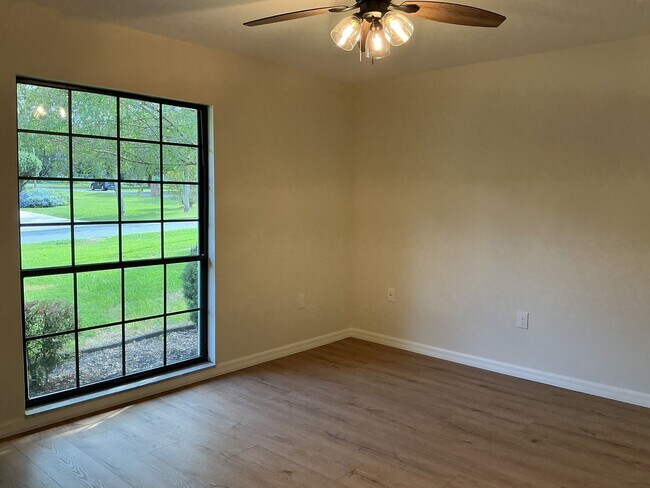 Building Photo - Remodeled 3BR/2BA Home with Pool & Screene...