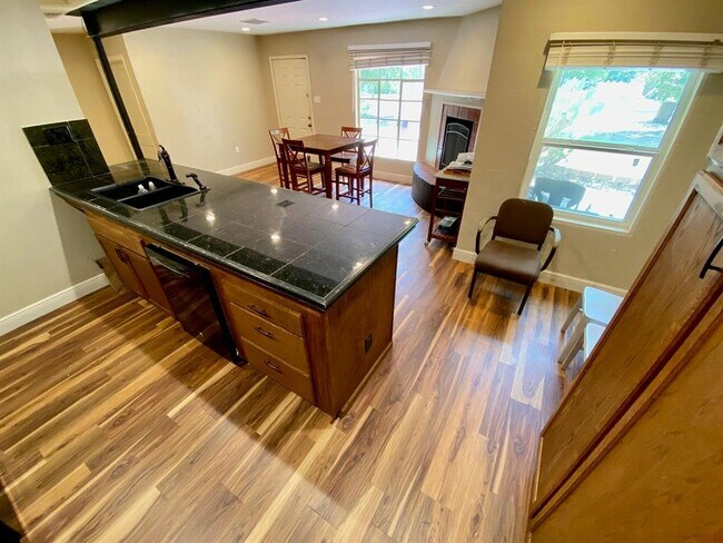 Building Photo - 3711 Vineland Dr