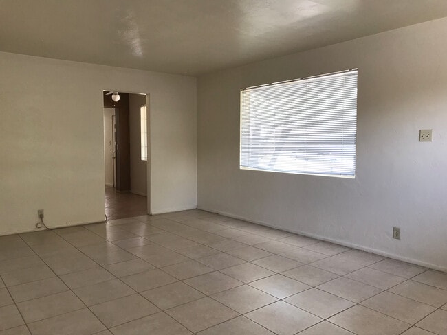 Building Photo - Tempe 3 Bed | 1.5 Bath *Landscaping Included* Close to ASU, Park, Restaurants