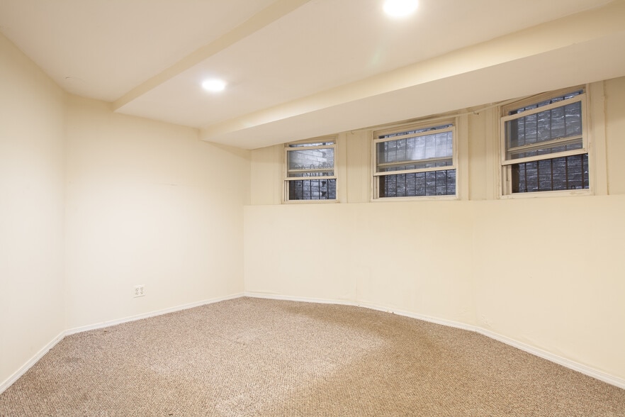 Building Photo - 828 W Dakin St