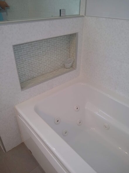 10 Jet jaccuzi - 1534 Amherst Ave