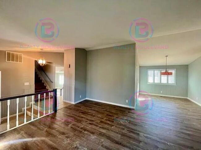Building Photo - Spacious 4-bedroom, 3-bath home located in...