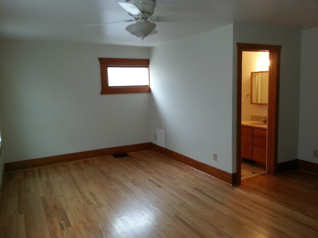Building Photo - Move-In Special - 1/2 off your first month's rent!!!  DOWNTOWN 4 BEDROOM DUPLEX!!!  4 bedroom dup...