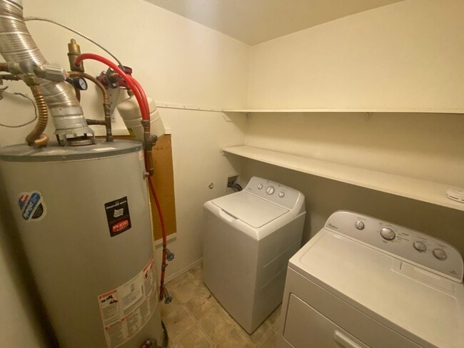 Building Photo - Don't miss this 4 Bedroom 1 1/2 Bath Northside Condo