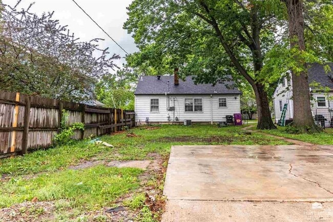 Building Photo - Close to Campus! Charming Home!