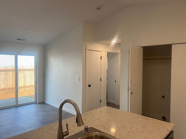 Building Photo - 724 SE 135th Ct
