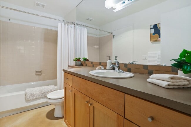 Building Photo - 1bd/1ba Seattle Condo