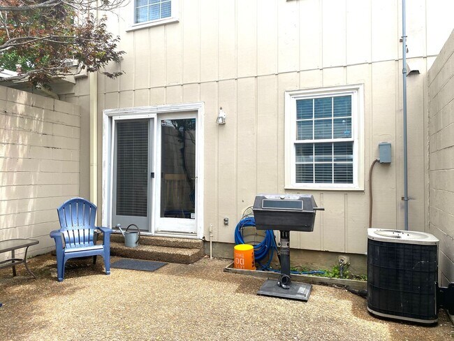 Building Photo - 2 Bed, 1.5 Bathroom Townhome with 2 Vehicle Carport